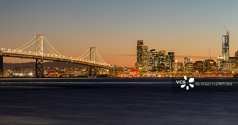 旧金山海湾大桥和城市灯光图片素材
