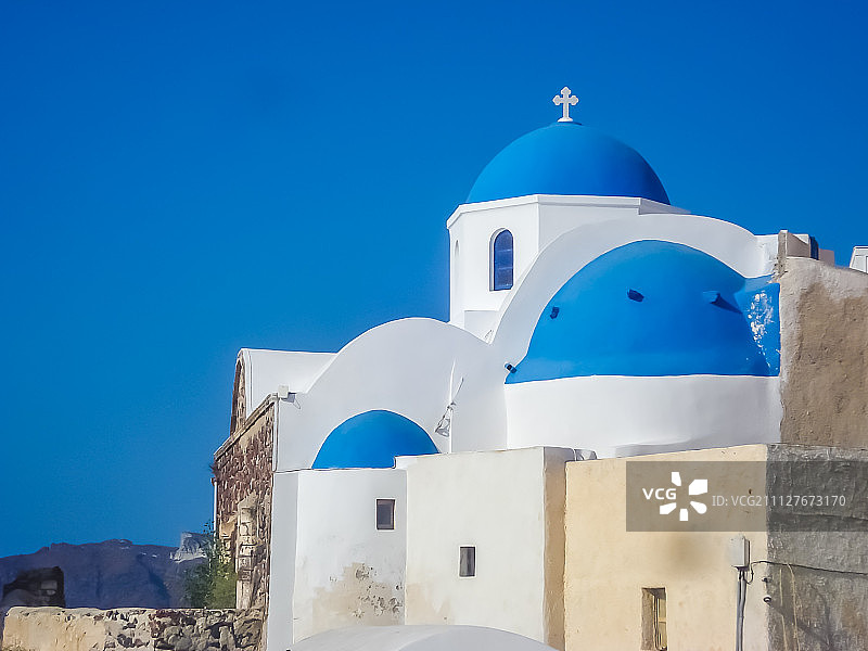 伊亚村的白色房屋、教堂和蓝色穹顶图片素材
