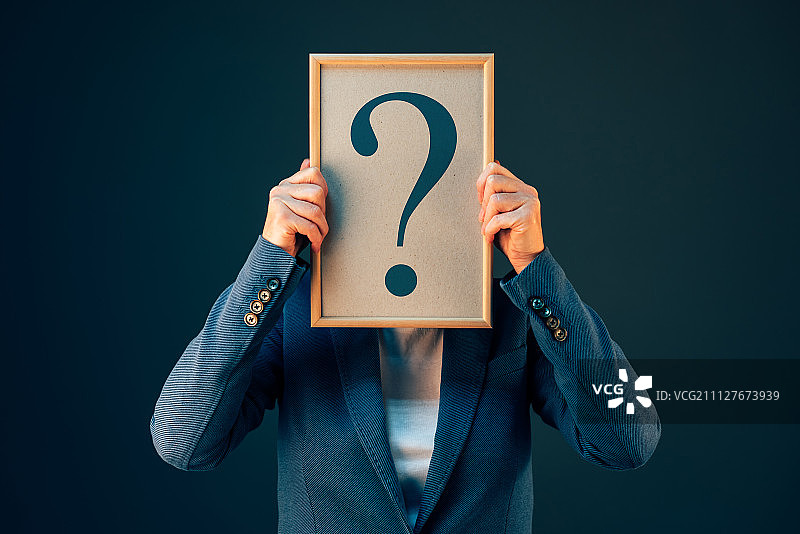 寻找答案的、带有问号的女商人图片素材