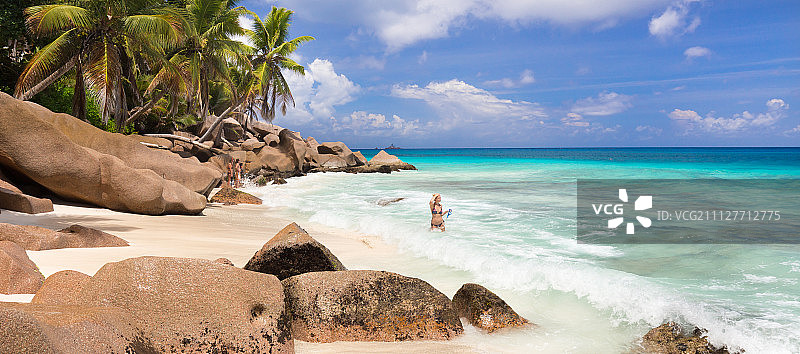 女人在塞舌尔拉迪格岛的安斯帕塔特海滩享受美景图片素材