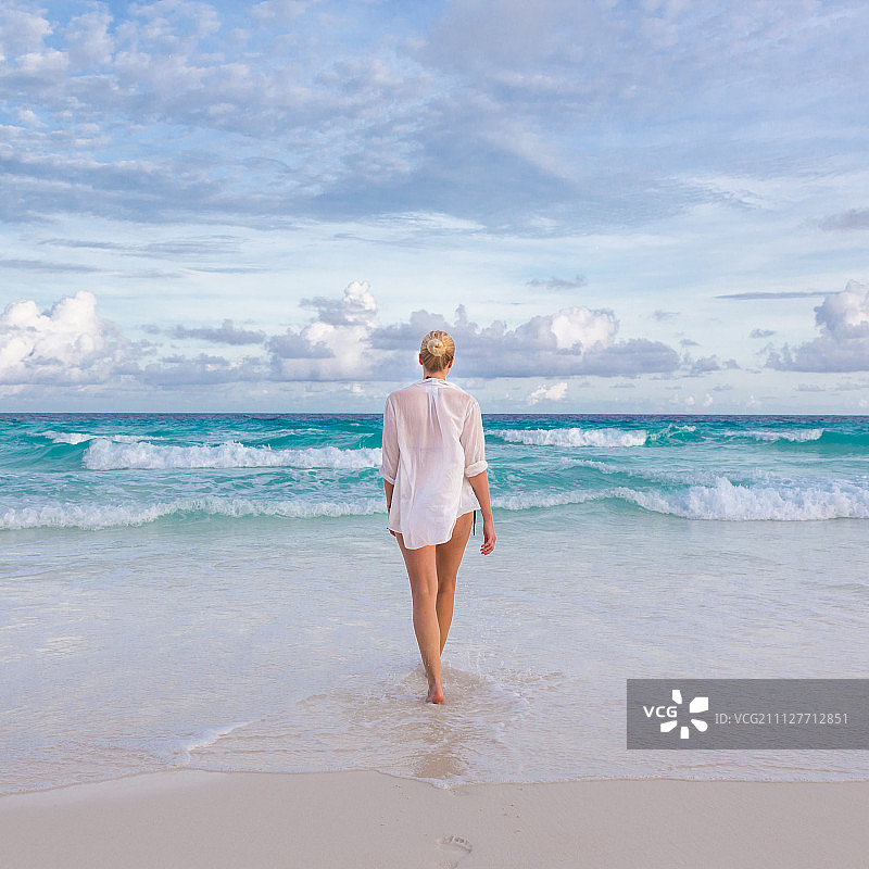 在塞舌尔马埃岛热带海滩度假的女人图片素材