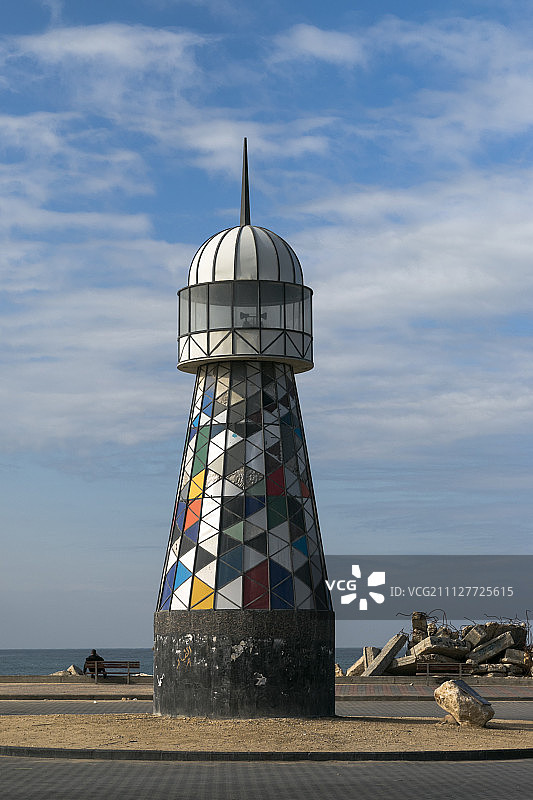 仰视天空下的灯塔图片素材