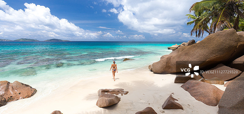 女人在塞舌尔拉迪格岛的安斯帕塔特海滩享受美景图片素材