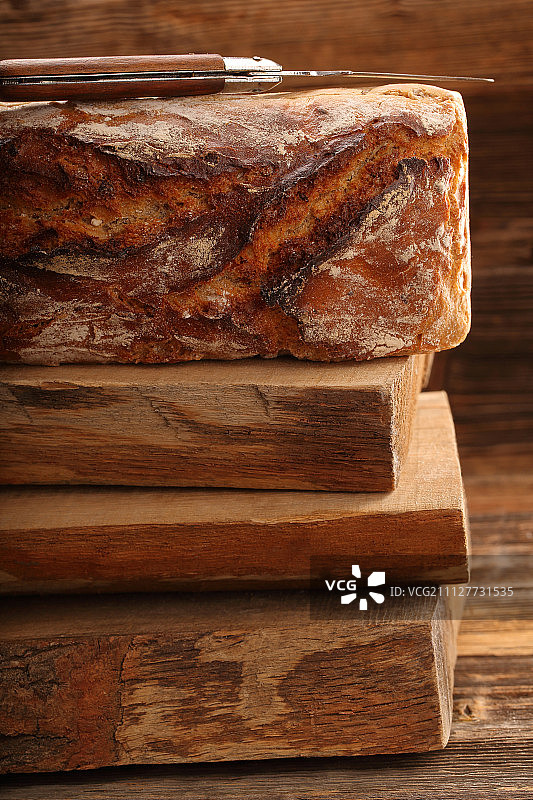 木制背景上的斯佩尔特小麦面包图片素材