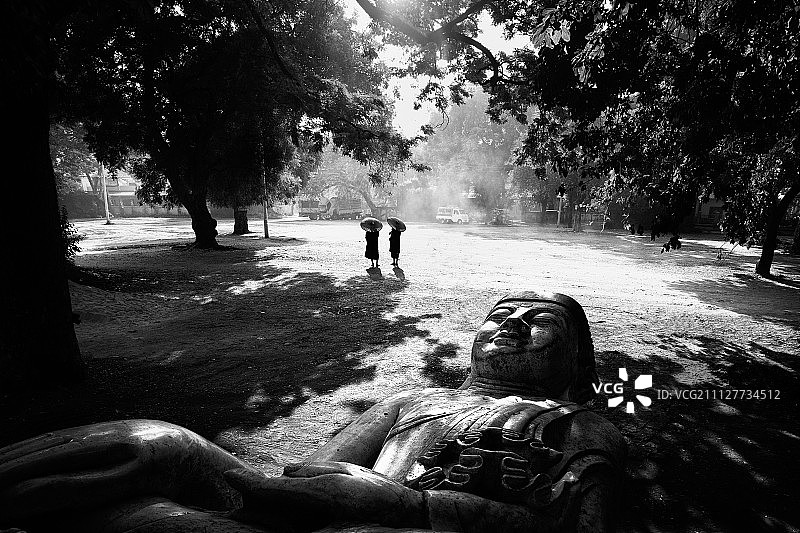 被遗忘的佛像图片素材