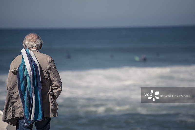正在查看海浪的老人图片素材