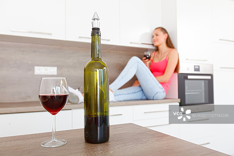 年轻女子手持一杯葡萄酒图片素材