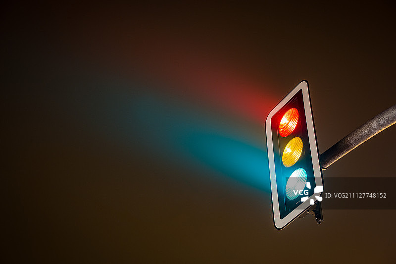 雾中的交通灯图片素材