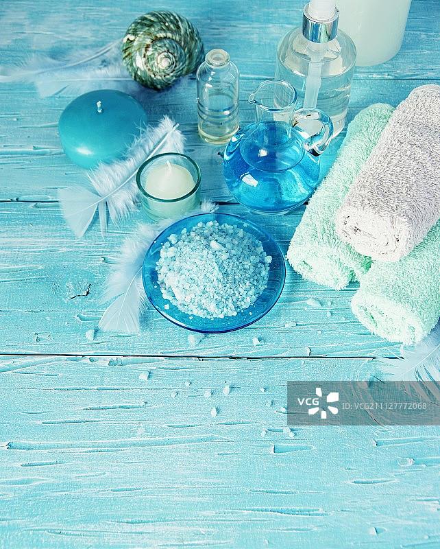 含毛巾、浴盐和精油的水疗套装（选择性聚焦）图片素材