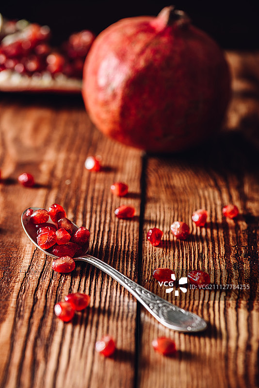 勺子里的石榴籽图片素材