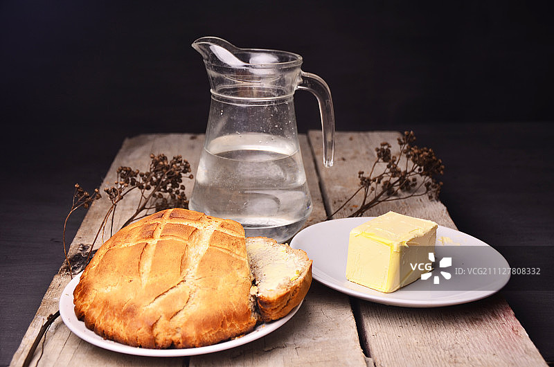 自制面包片与黄油的构成图片素材
