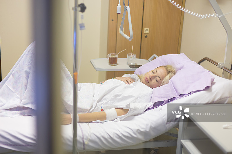 卧床不起的女病人术后在医院护理中恢复图片素材