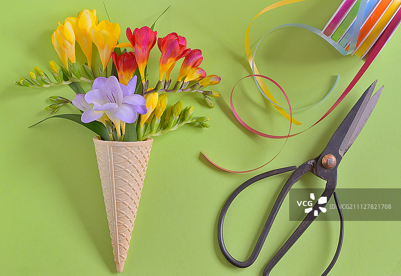冰淇淋蛋卷中的小苍兰图片素材