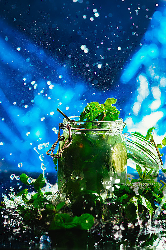 莫吉托鸡尾酒，青柠薄荷冰块飞溅图片素材