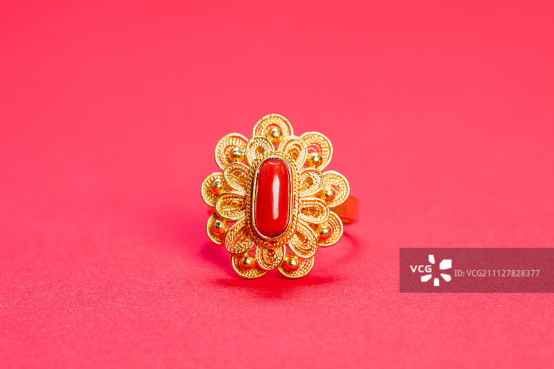 珊瑚镶嵌戒指图片素材