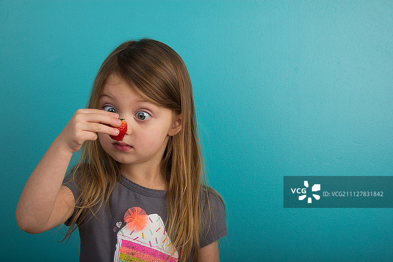小女孩看着草莓图片素材