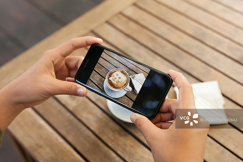 用手机拍摄咖啡桌特写图片素材