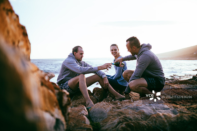 年轻的朋友们野餐喝葡萄酒图片素材