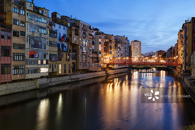 西班牙暮光下的赫罗纳市图片素材