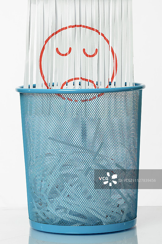 消除悲伤：碎纸机切碎概念打印品图片素材