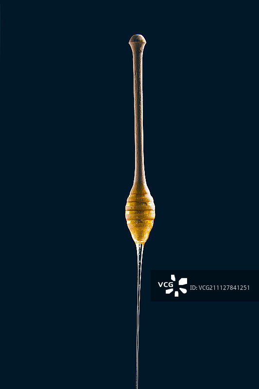 黑色背景上的蜂蜜棒图片素材