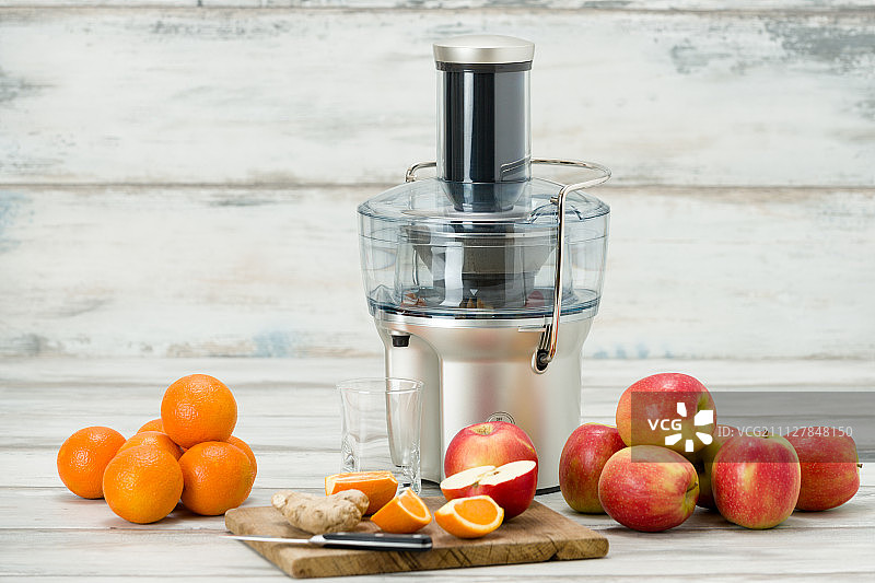 厨房台面上的现代电动榨汁机和各种水果，健康生活理念图片素材