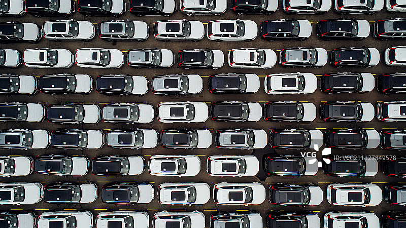 哥德堡港口一排排停放的新车图片素材