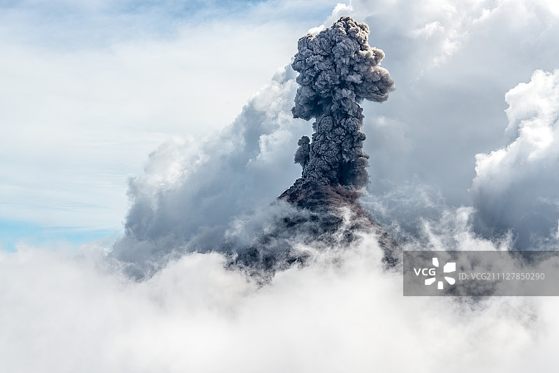 富埃戈火山喷发图片素材
