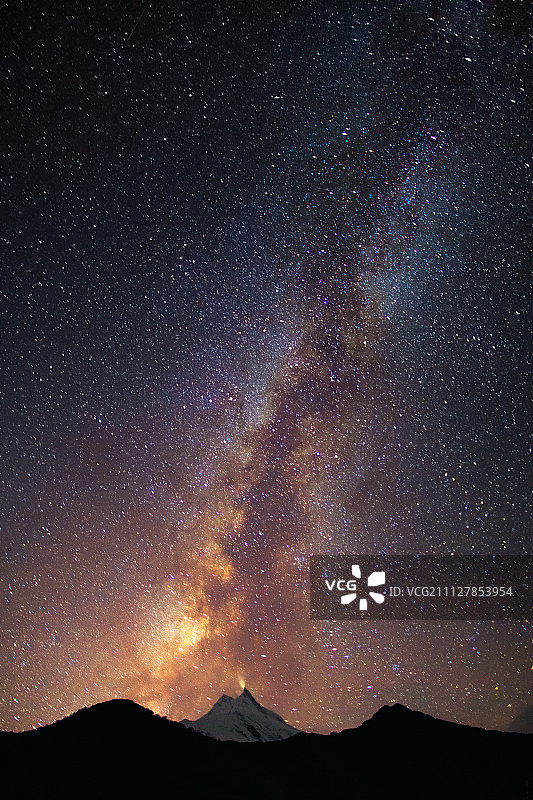 马纳斯鲁峰(海拔8156米)的喷发图片素材