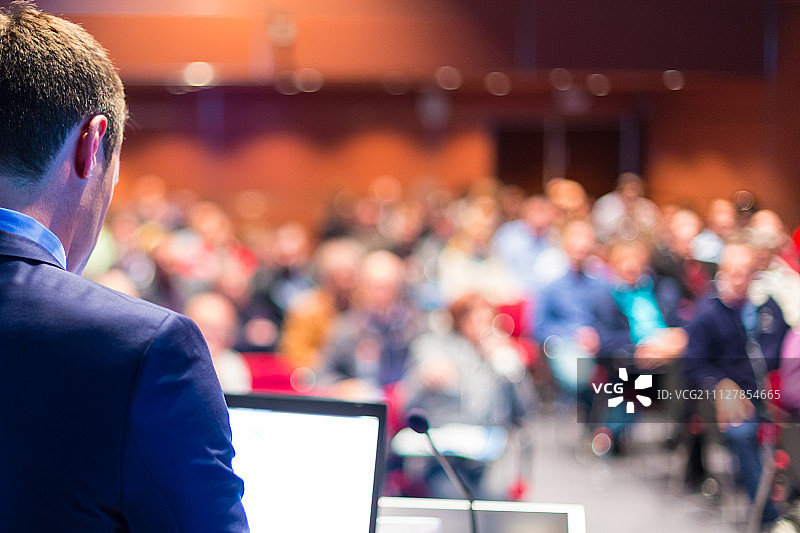 商务会议和演示中的演讲者图片素材