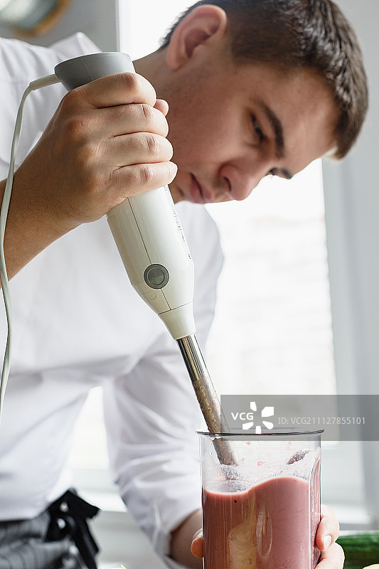 年轻男人准备冰沙饮品图片素材