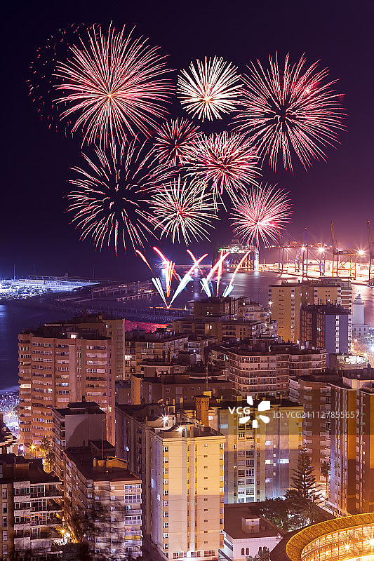 马拉加城市上空的烟花图片素材