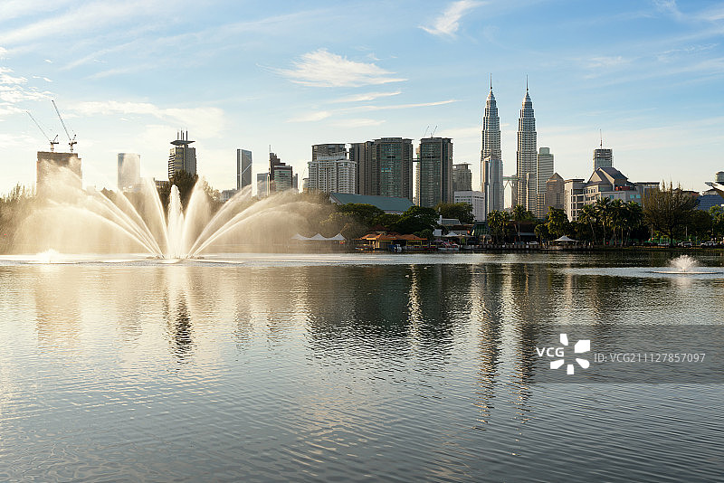 吉隆坡天际线和蒂蒂旺沙公园喷泉图片素材