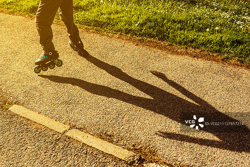 男孩在街上滑旱冰图片素材