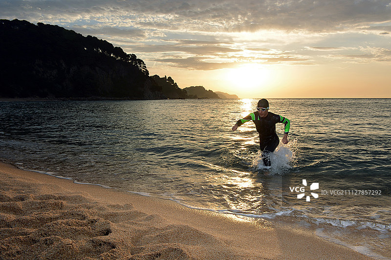 年轻运动员在日出前进行铁人三项图片素材