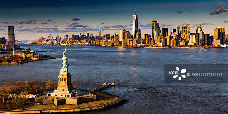 自由女神像和世界贸易中心二号图片素材