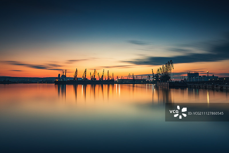 海港和工业起重机上的日落，瓦尔纳图片素材