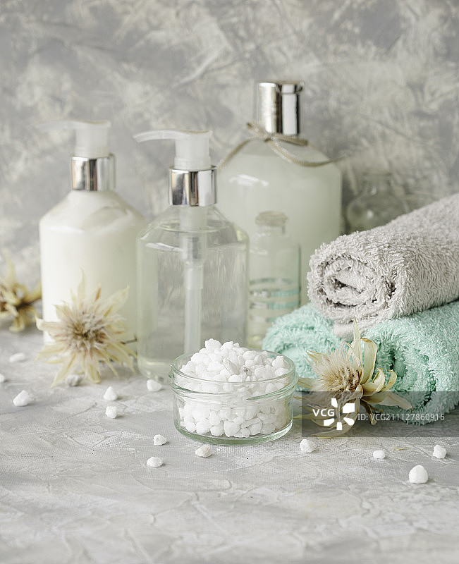 白色大理石桌上的水疗用品和毛巾图片素材