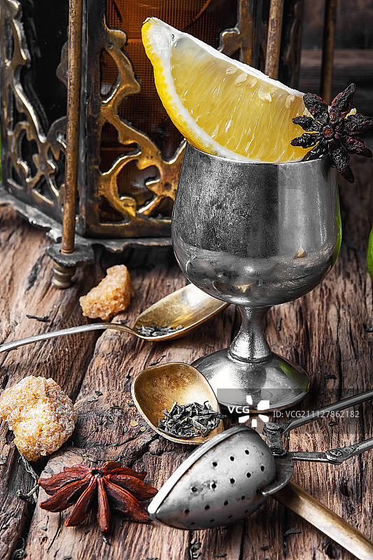 木质背景上的阿拉伯茶图片素材