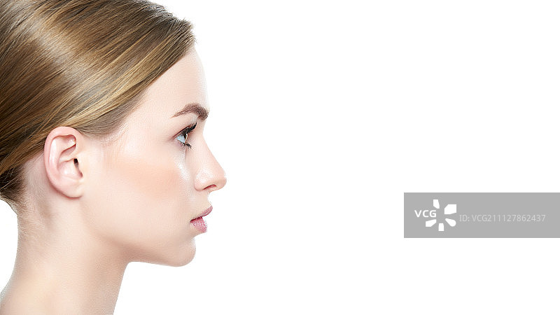 蓝眼睛金发、裸肩的漂亮女人侧脸图片素材