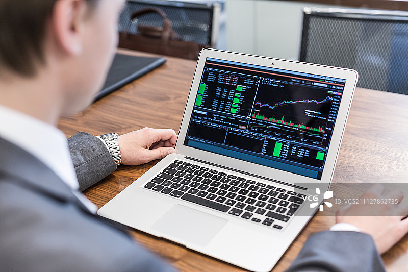 使用笔记本电脑的年轻商人，男人的手放在笔记本电脑上图片素材