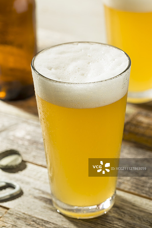 清爽的夏季精酿啤酒图片素材