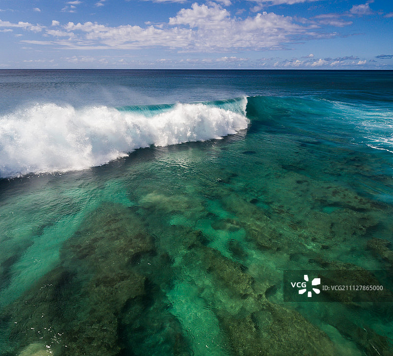 海浪拍打的航拍景色图片素材