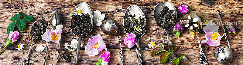 带有茶叶的茶匙图片素材