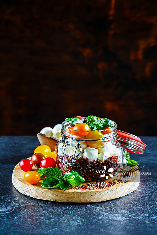 藜麦意式番茄沙拉图片素材