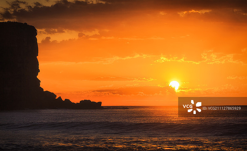 橙色天空下的海景图片素材