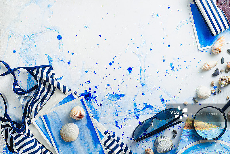 水彩背景上的旅行配件鸟瞰图图片素材