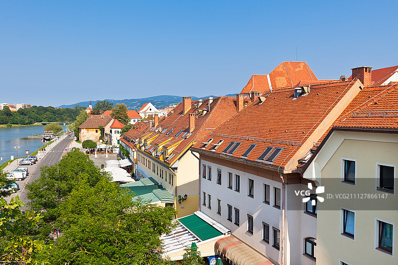 斯洛文尼亚马里博尔市的晴朗天际线图片素材