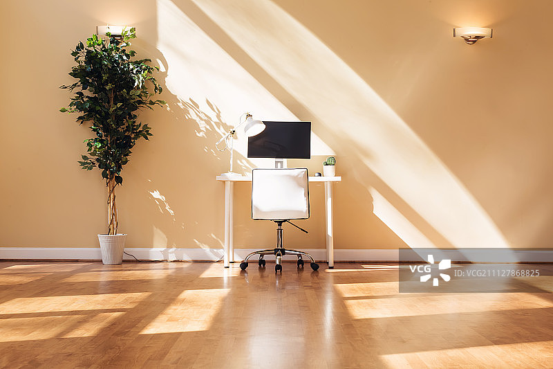 大房间内的工作站办公桌图片素材