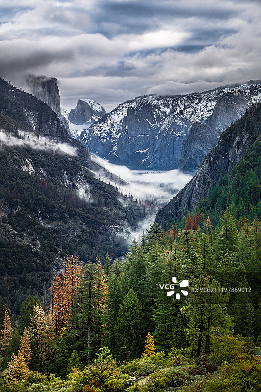 从优胜美地隧道观景点看半圆顶图片素材